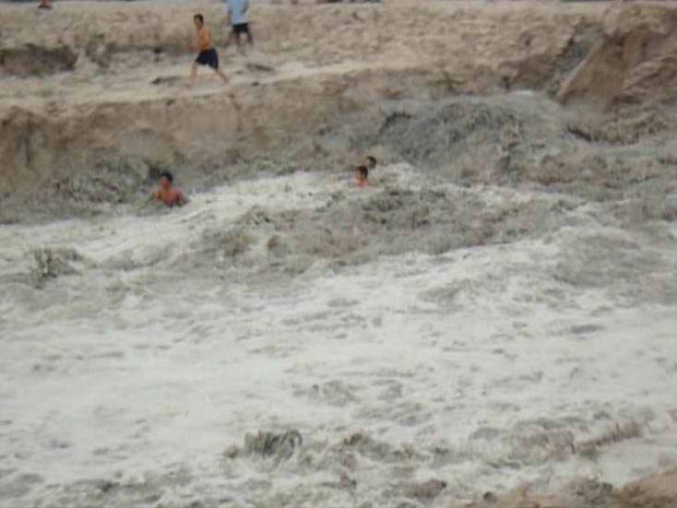 Bị nước kênh Ba Bò cuốn trôi, ba thanh niên may mắn thoát chết - 6 Bị nước kênh Ba Bò cuốn trôi, ba thanh niên may mắn thoát chết - 6