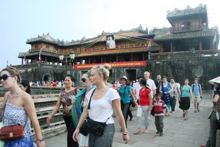 Ca sĩ, hướng dẫn viên du lịch “cháy” sô dịp lễ 30/4 - 3