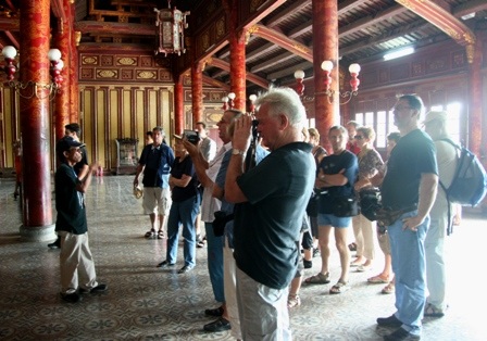 Ca sĩ, hướng dẫn viên du lịch “cháy” sô dịp lễ 30/4 - 2