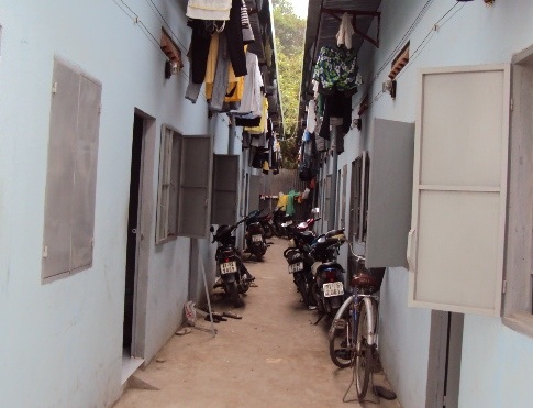 Không có tiền, nhiều người “né” chơi lễ - 1