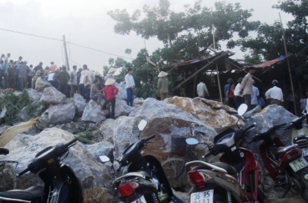 Một người chết do bị đá rơi đè trúng - 2