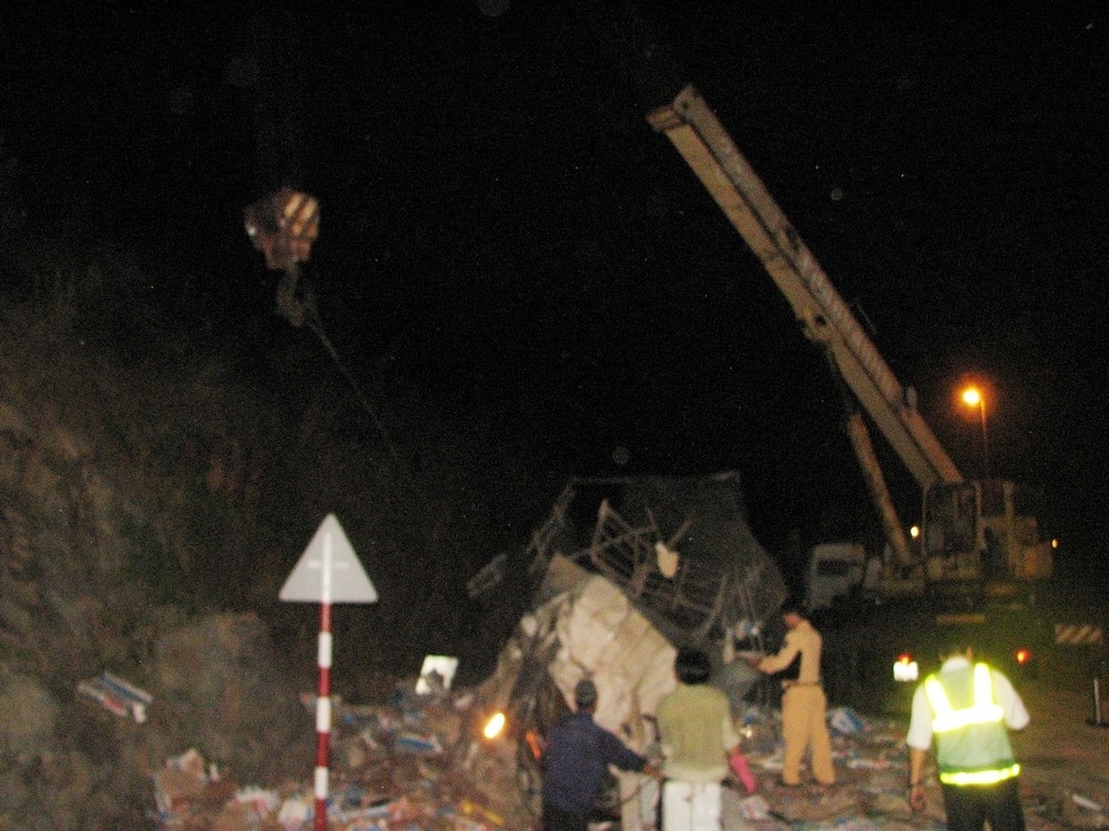 Xe tải tông vào vách núi, tài xế tử vong - 1