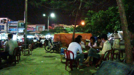 Không có tiền, nhiều người “né” chơi lễ - 2 Không có tiền, nhiều người “né” chơi lễ - 2