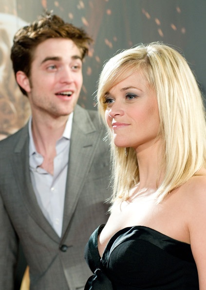 Reese Witherspoon “tình tứ” bên Robert Pattinson - 10 Reese Witherspoon “tình tứ” bên Robert Pattinson - 10