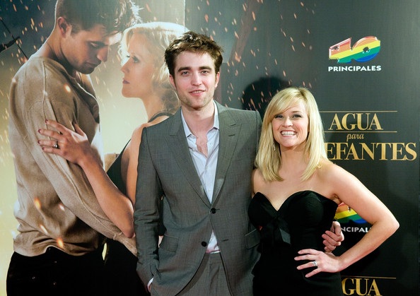 Reese Witherspoon “tình tứ” bên Robert Pattinson - 12 Reese Witherspoon “tình tứ” bên Robert Pattinson - 12