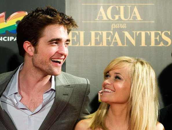 Reese Witherspoon “tình tứ” bên Robert Pattinson - 15 Reese Witherspoon “tình tứ” bên Robert Pattinson - 15