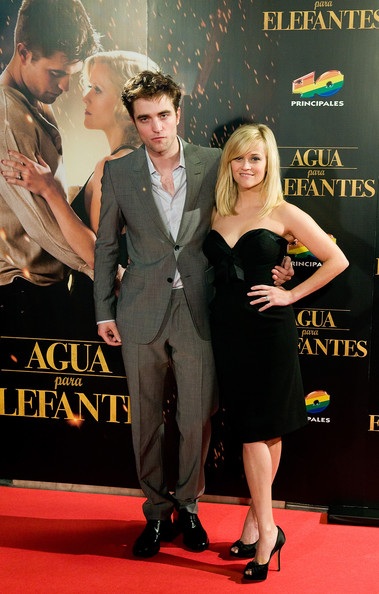 Reese Witherspoon “tình tứ” bên Robert Pattinson - 3 Reese Witherspoon “tình tứ” bên Robert Pattinson - 3