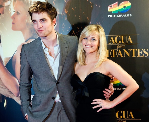 Reese Witherspoon “tình tứ” bên Robert Pattinson - 7 Reese Witherspoon “tình tứ” bên Robert Pattinson - 7