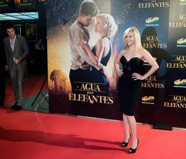 Reese Witherspoon “tình tứ” bên Robert Pattinson - 9 Reese Witherspoon “tình tứ” bên Robert Pattinson - 9