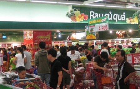 Siêu thị đông nghẹt, chợ truyền thống vắng khách - 1