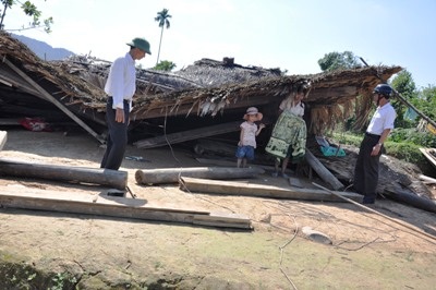 Lốc xoáy tàn phá hàng trăm ngôi nhà - 2