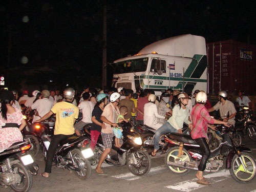 Thoát chết diệu kỳ dưới gầm xe container  - 2