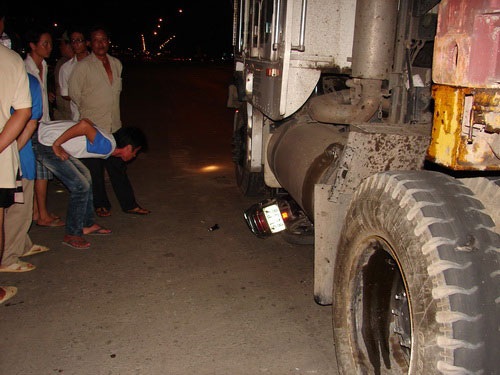 Thoát chết diệu kỳ dưới gầm xe container  - 3