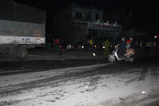 Ô tô nổ lốp đâm liên hoàn, 4 người thương vong  - 2