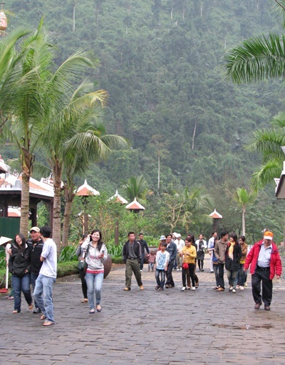 Du khách ùn ùn lên núi, xuống biển trốn nóng - 2