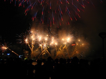 Du khách ùn ùn lên núi, xuống biển trốn nóng - 1