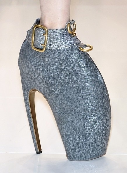 Những mẫu giày kỳ dị của Alexander McQueen - 9