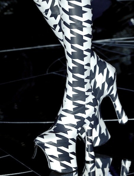 Những mẫu giày kỳ dị của Alexander McQueen - 12