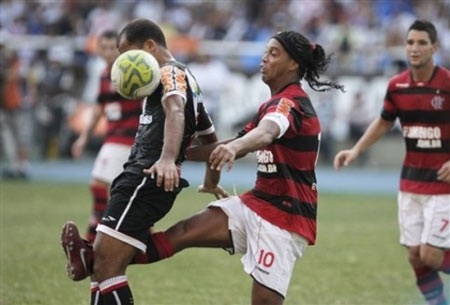 Pha cướp bóng "có một không hai" của Ronaldinho - 1