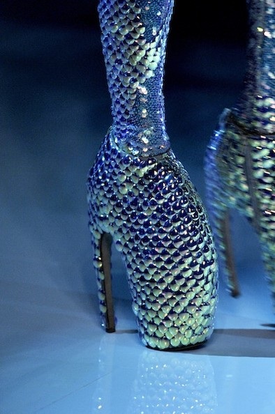 Những mẫu giày kỳ dị của Alexander McQueen - 6