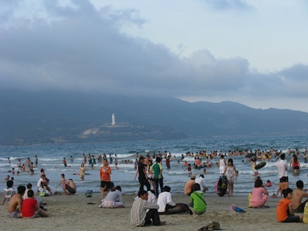 Du khách ùn ùn lên núi, xuống biển trốn nóng - 3