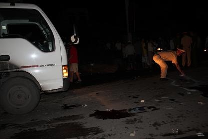 Ô tô nổ lốp đâm liên hoàn, 4 người thương vong  - 1