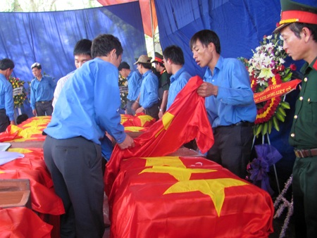 Truy điệu và an táng 32 liệt sĩ hy sinh trên nước bạn Lào - 1