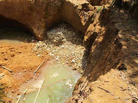 Cận cảnh hầm vàng bị sập vùi chết 5 người - 3