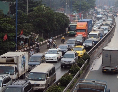 Kẹt cứng Xa lộ Hà Nội ngày 3/5 - 2