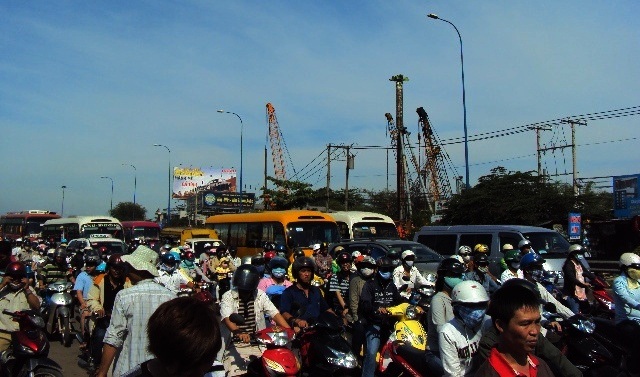 Kẹt cứng Xa lộ Hà Nội ngày 3/5 - 6