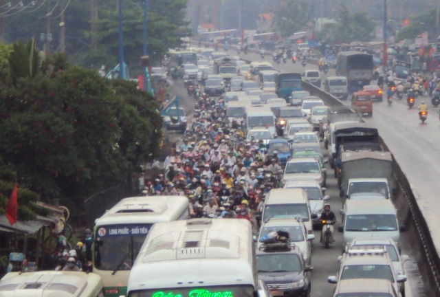 Kẹt cứng Xa lộ Hà Nội ngày 3/5 - 1