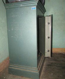 Chủ tiệm vàng bị “đục” két sắt, mất 13 cây vàng - 1