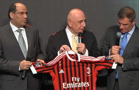 AC Milan công bố trang phục mùa giải mới - 1