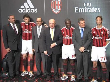 AC Milan công bố trang phục mùa giải mới - 2
