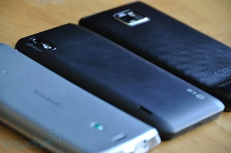 Xem LG Optimus Black, Galaxy S II và Xperia Arc “đọ dáng” - 16