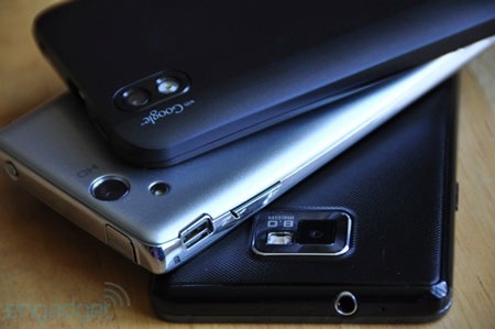 Xem LG Optimus Black, Galaxy S II và Xperia Arc “đọ dáng” - 3