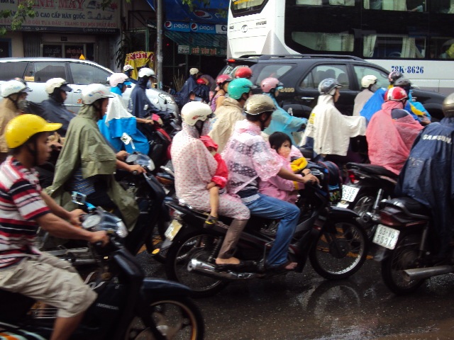 Ùn tắc nghiêm trọng, hàng vạn người chôn chân dưới mưa - 2