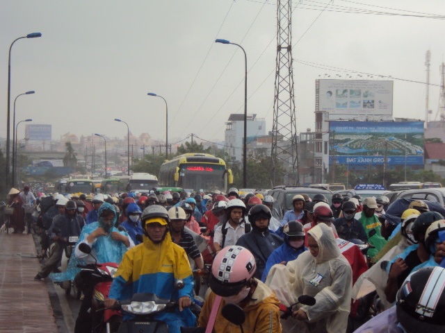 Ùn tắc nghiêm trọng, hàng vạn người chôn chân dưới mưa - 3