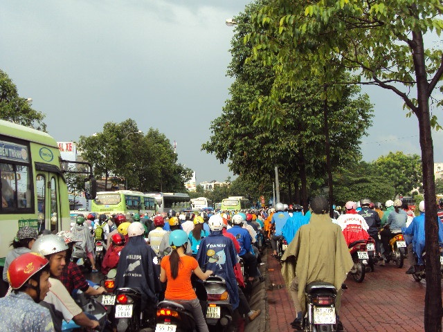 Ùn tắc nghiêm trọng, hàng vạn người chôn chân dưới mưa - 10