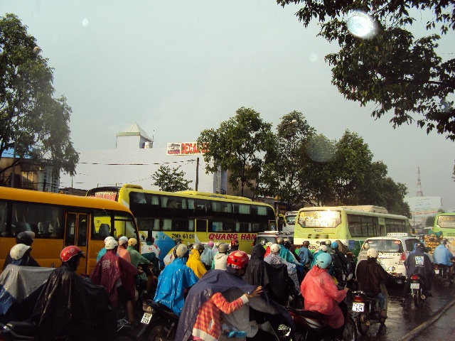 Ùn tắc nghiêm trọng, hàng vạn người chôn chân dưới mưa - 5