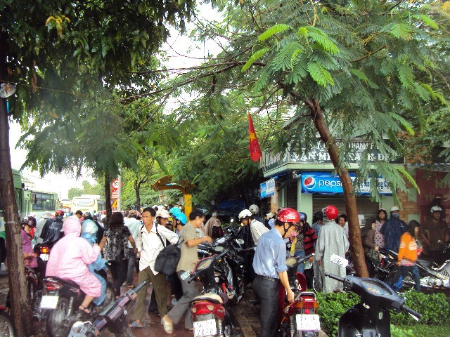 Ùn tắc nghiêm trọng, hàng vạn người chôn chân dưới mưa - 4