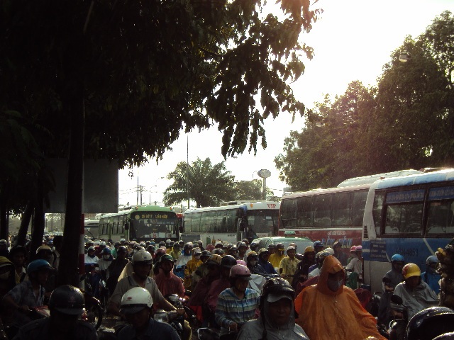 Ùn tắc nghiêm trọng, hàng vạn người chôn chân dưới mưa - 6