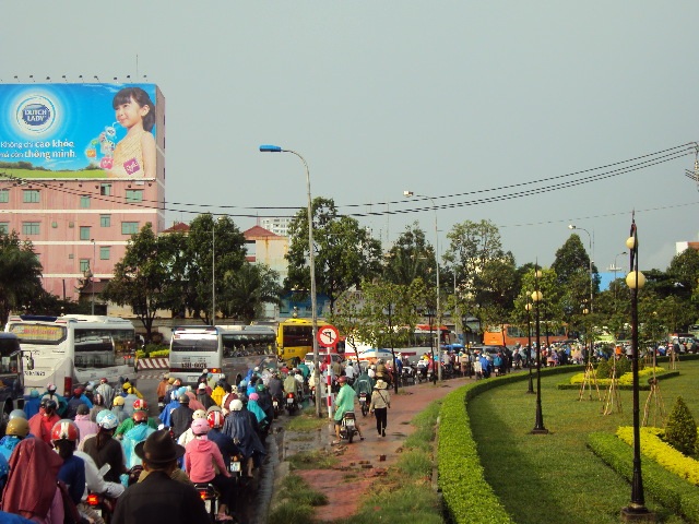Ùn tắc nghiêm trọng, hàng vạn người chôn chân dưới mưa - 7