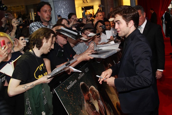 Reese Witherspoon - Robert Pattinson mang phim mới tới Anh - 22