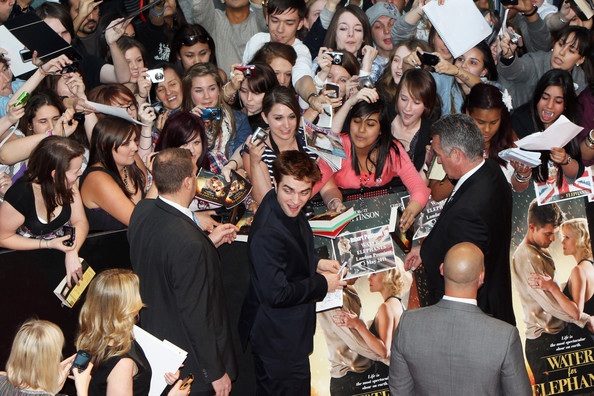 Reese Witherspoon - Robert Pattinson mang phim mới tới Anh - 23