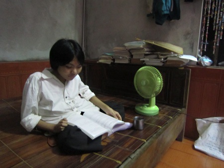 Nghị lực vượt khó của nữ sinh "tí hon" - 2