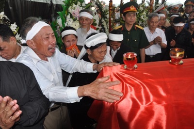 An táng hài cốt anh hùng Lý Tự Trọng tại quê hương - 5 An táng hài cốt anh hùng Lý Tự Trọng tại quê hương - 5