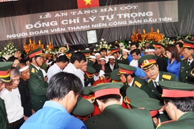 An táng hài cốt anh hùng Lý Tự Trọng tại quê hương - 7 An táng hài cốt anh hùng Lý Tự Trọng tại quê hương - 7