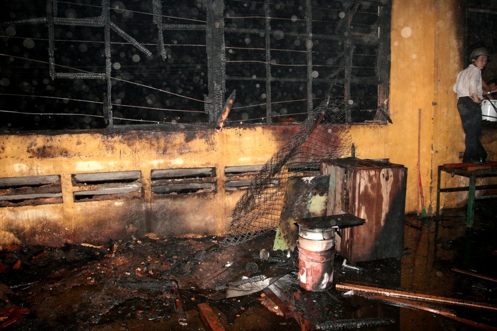 Cháy lớn ở công ty lâm sản - 1