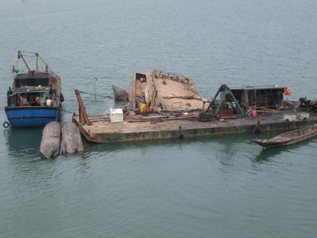 Trục vớt thành công tàu nghìn tấn gặp nạn ở cầu Gianh - 1